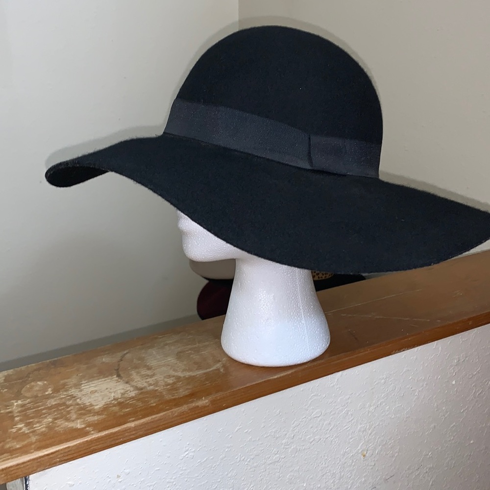 Black felt floppy hat
